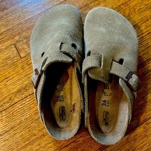 Trendy Birkenstock Bostons – Size 36 – Perfect for Fall